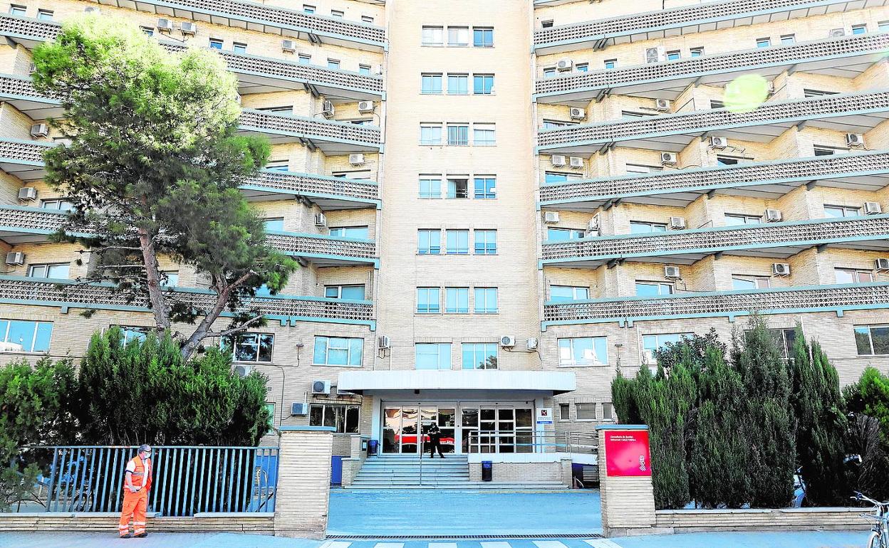 Uno de los inmuebles que conforman el antiguo complejo hospitalario de La Fe en Campanar. 