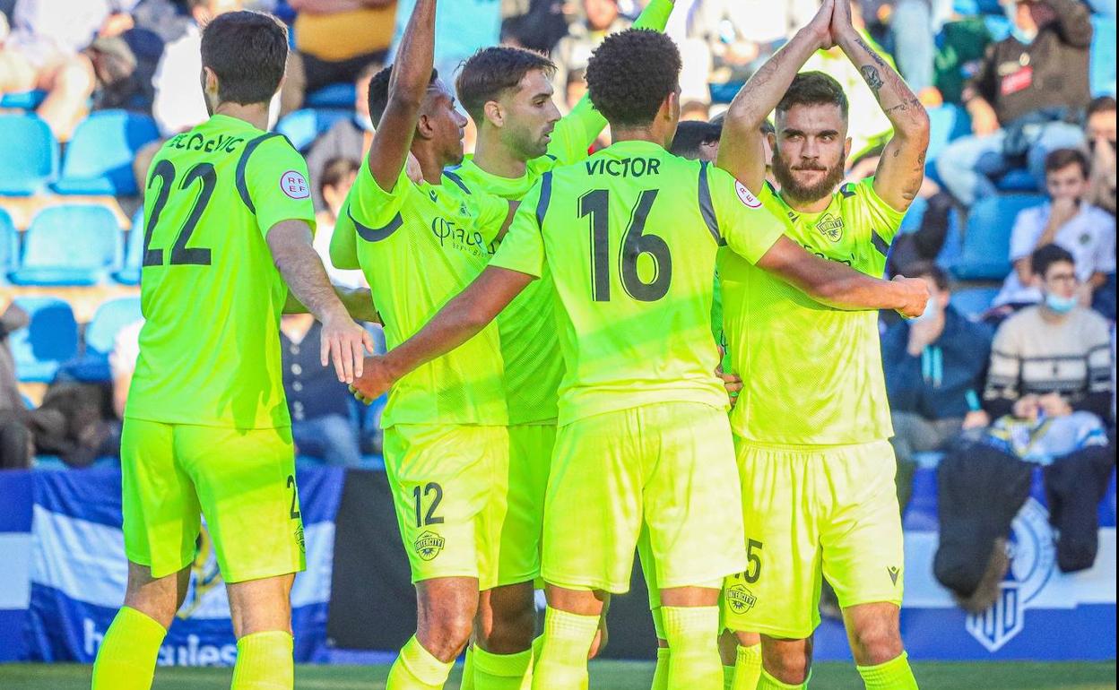 Álvaro Pérez pide perdón a la grada tras el gol por su pasado herculano. 