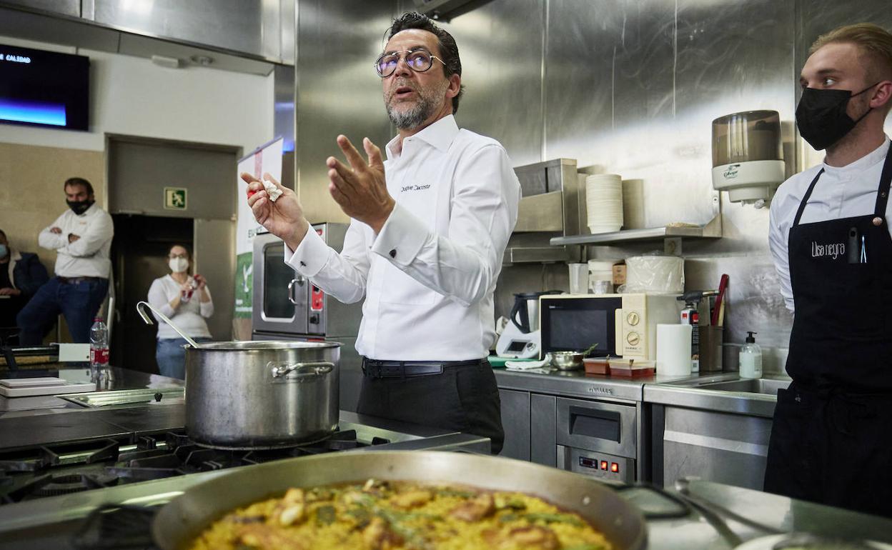 Quique Dacosta imparte el curso de arroces en el CdT de Valencia. 