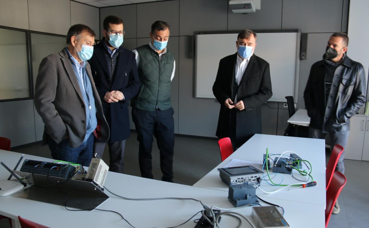 El alcalde de l'Alcúdia muestra al director general las actuales instalaciones. 