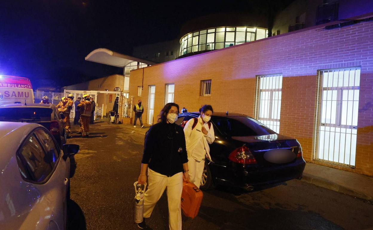 Personal sanitario y de emergencias la noche del incendio. 