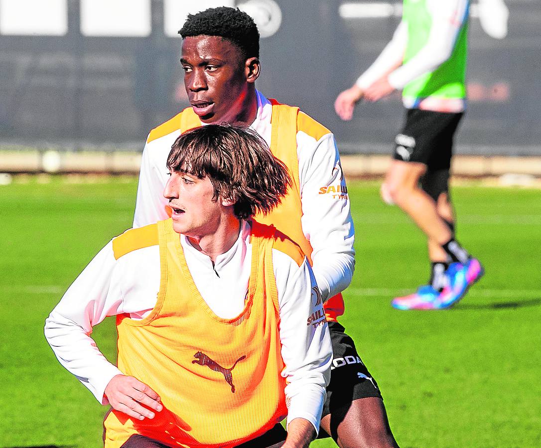 Bryan Gil e Ilaix Moriba, en el entrenamiento de ayer en la Ciudad Deportiva de Paterna