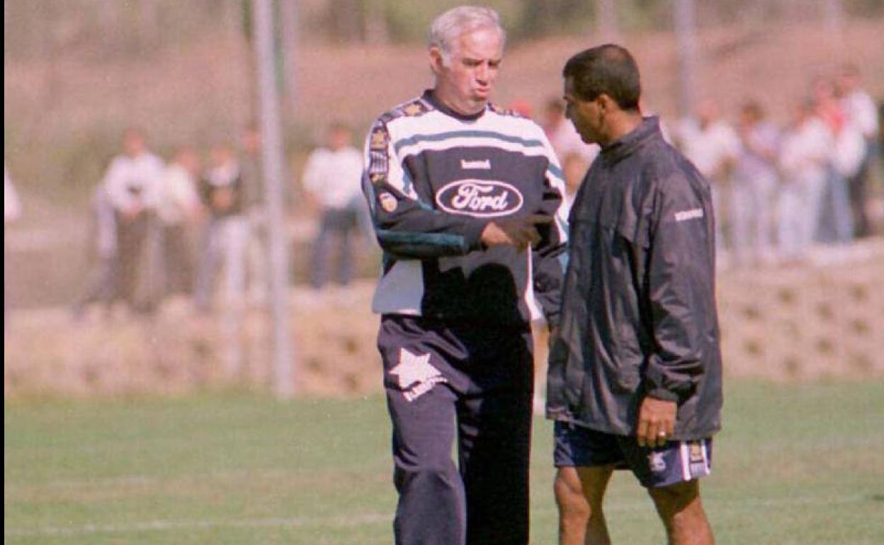 Aragonés y Romario en la icónica imagen en la que le dice «Míreme a los ojitos»