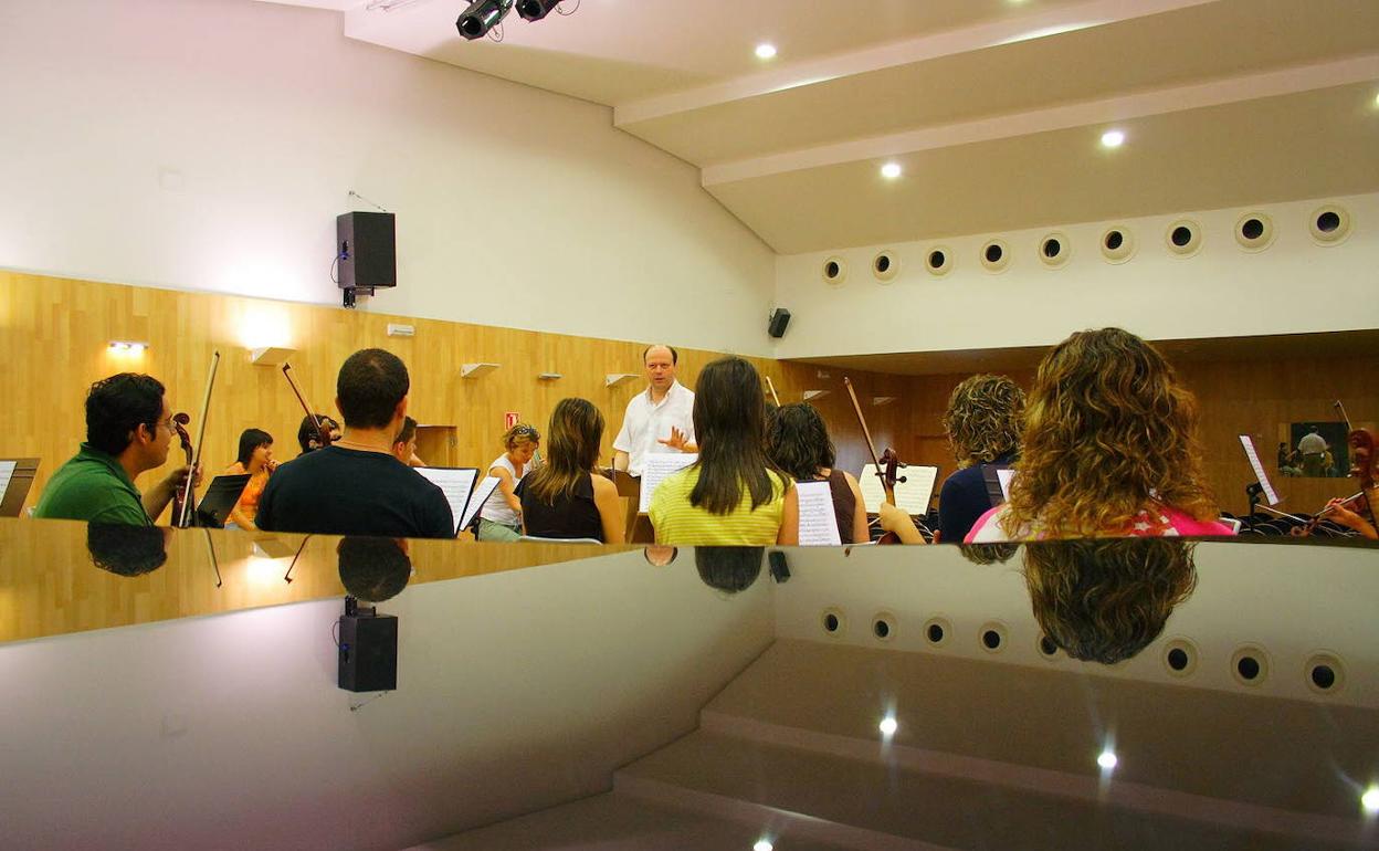 Alumnos ensayando en un conservatorio, en una imagen de archivo. 