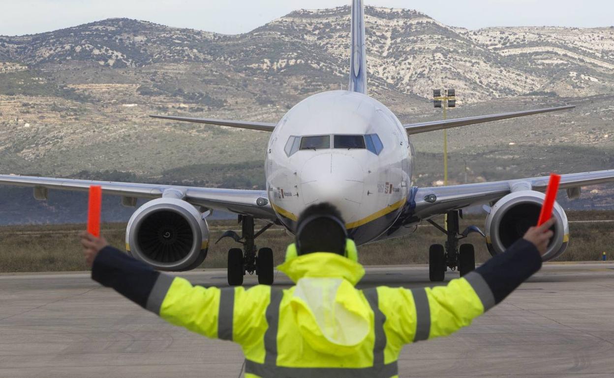 Un avión maniobra en el aeropuerto de Castellón. 