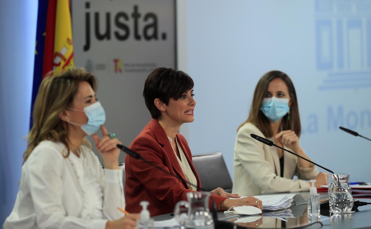 Las ministras de Transportes, Movilidad y Agenda Urbana, Raquel Sánchez, y Derechos Sociales, Ione Belarra, flanquean a la portavoz del Gobierno, Isabel Rodríguez, en la rueda de prensa del Consejo de Ministros que este martes aprobó el proyecto de la ley de vivienda 