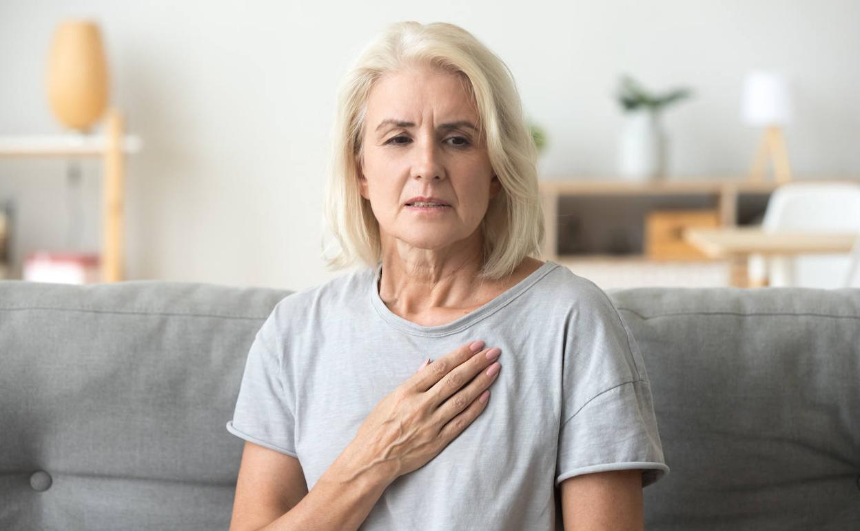 Una mujer se lleva la mano al corazón.