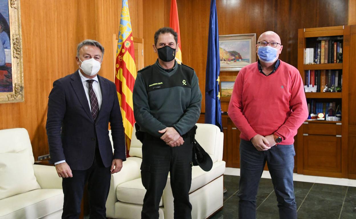 El alcalde, el nuevo teniente al mando del Puesto Principal de Xàbia y el edil de Seguridad Ciudadana. 