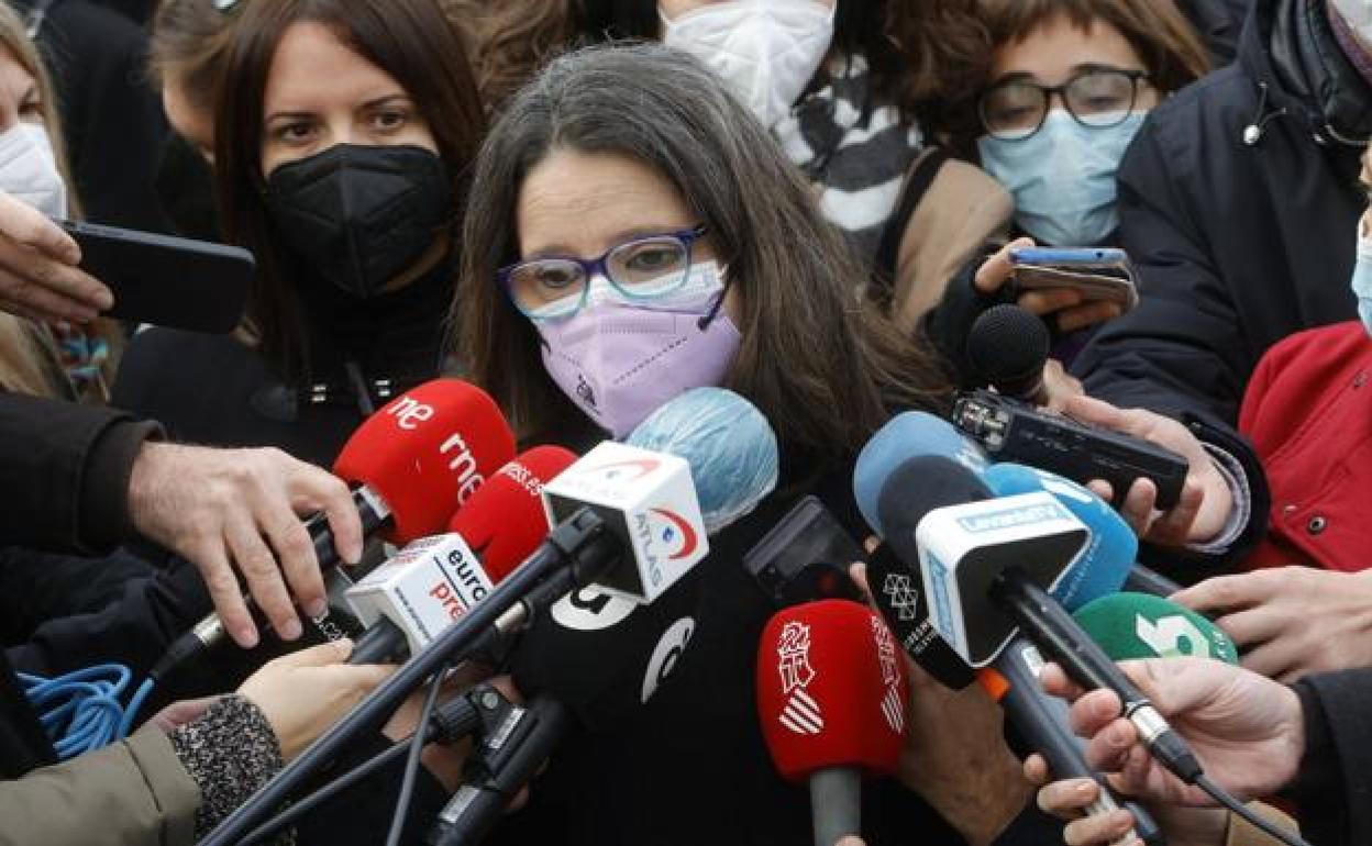 La vicepresidenta del Consell y responsable de Políticas Inclusivas, en la atención a los medios tras el minuto de silencio por las víctimas. 