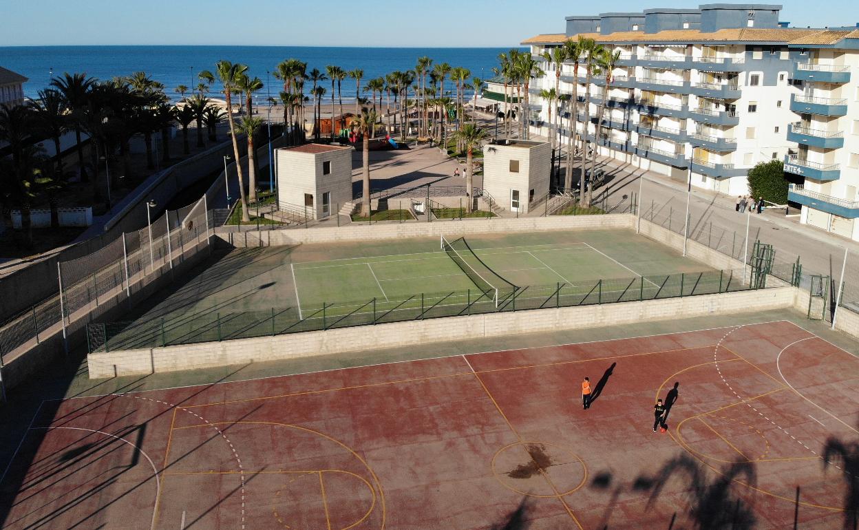 Pistas deportivas de la playa de Miramar. 