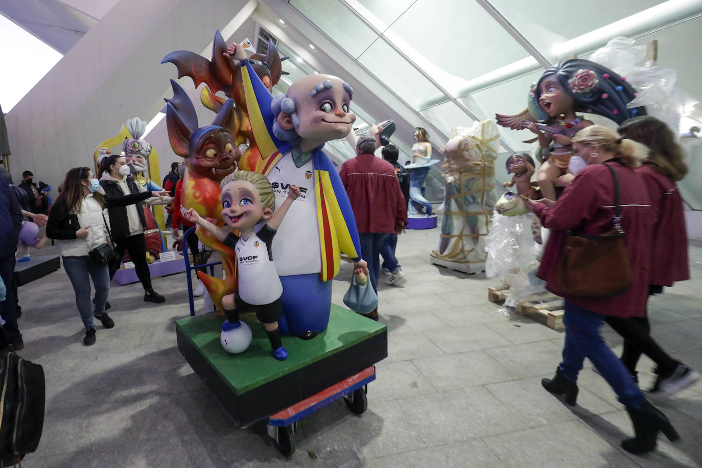 Primeros ninots en llegar a la Exposició del Ninot. 