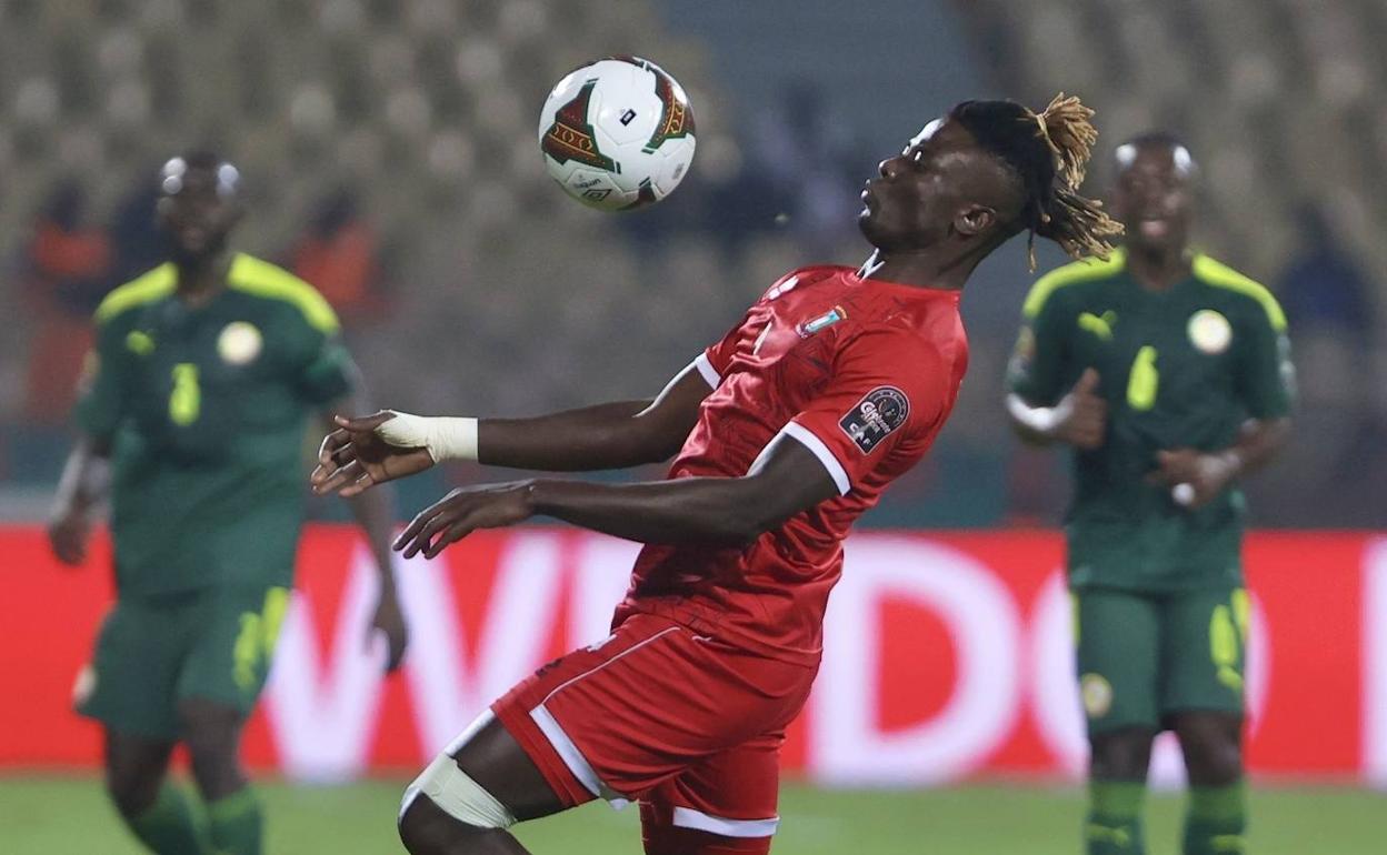Bikoro controla un balón con el pecho durante el partido de cuartos ante Senegal. 