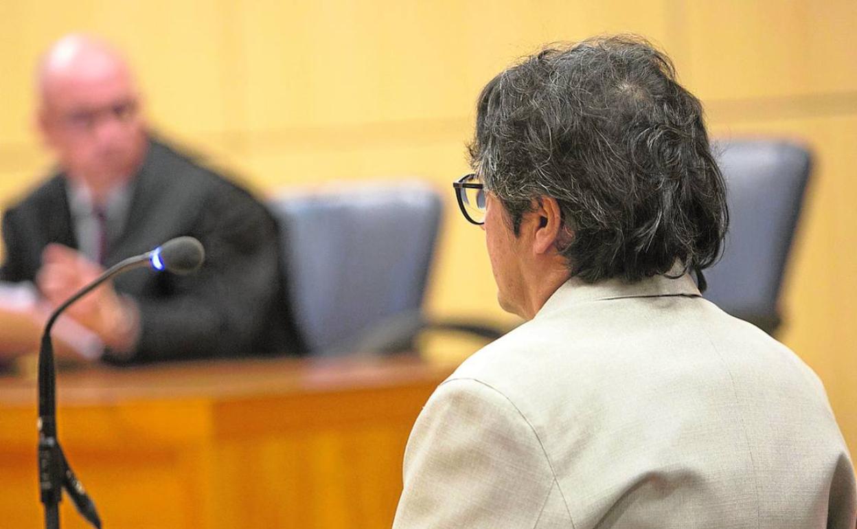 El educador, en el primer juicio que fue condenado a cinco años de cárcel. 