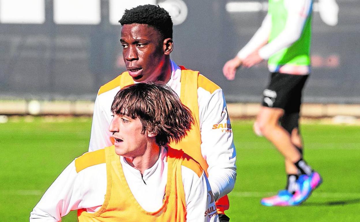 Bryan Gil e Ilaix Moriba, en el entrenamiento del Valencia en la Ciudad Deportiva de Paterna. 