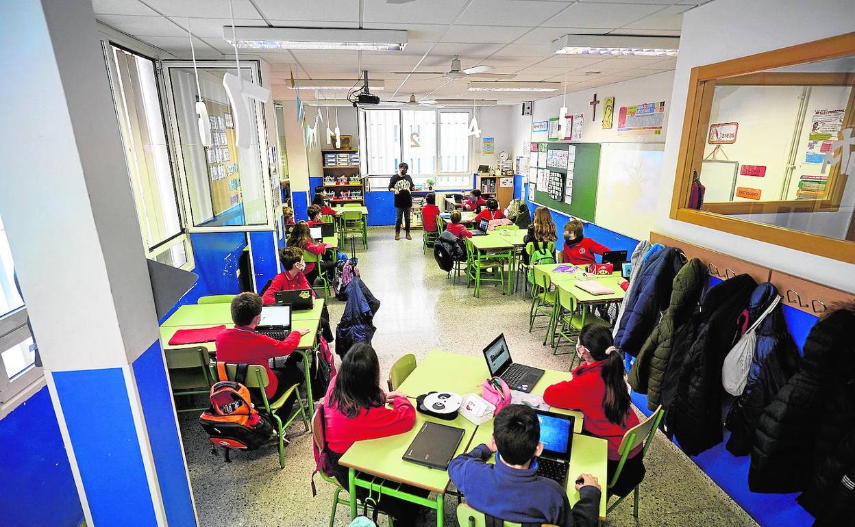 Alumnos de un colegio concertado de Valencia el primer día de clase tras las vacaciones de Navidad. 