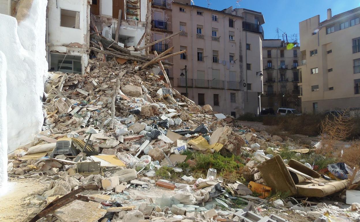 Los cascotes atestiguan uno de tantos edificios derribados en el centro de la ciudad por el temporal Gloria. 