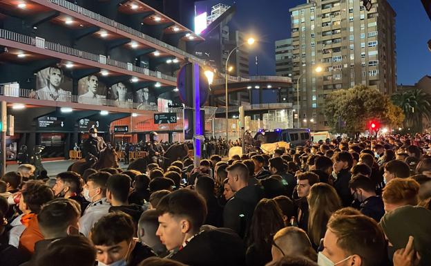 Los aficionados del Valencia, en los aledaños de Mestalla para el recibimiento