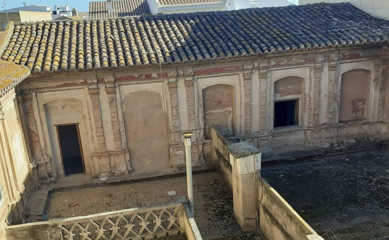 El estado actual del claustro que forma parte de las viviendas. 