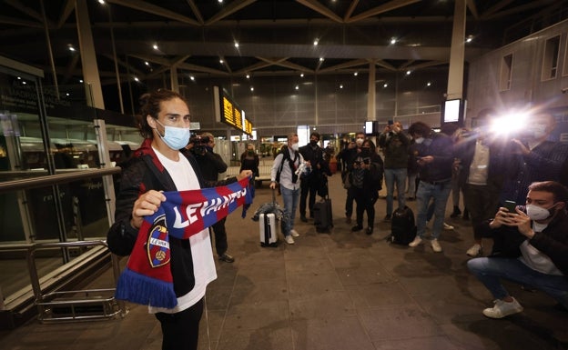 Martín Cáceres, en su llegada a la Estación Joaquín Sorolla.