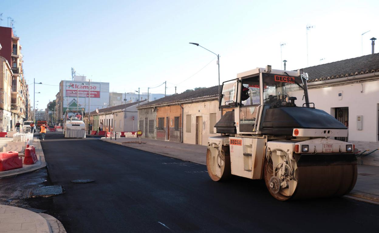 Las obras de repavimentación del nuevo tramo de Camí Reial. 