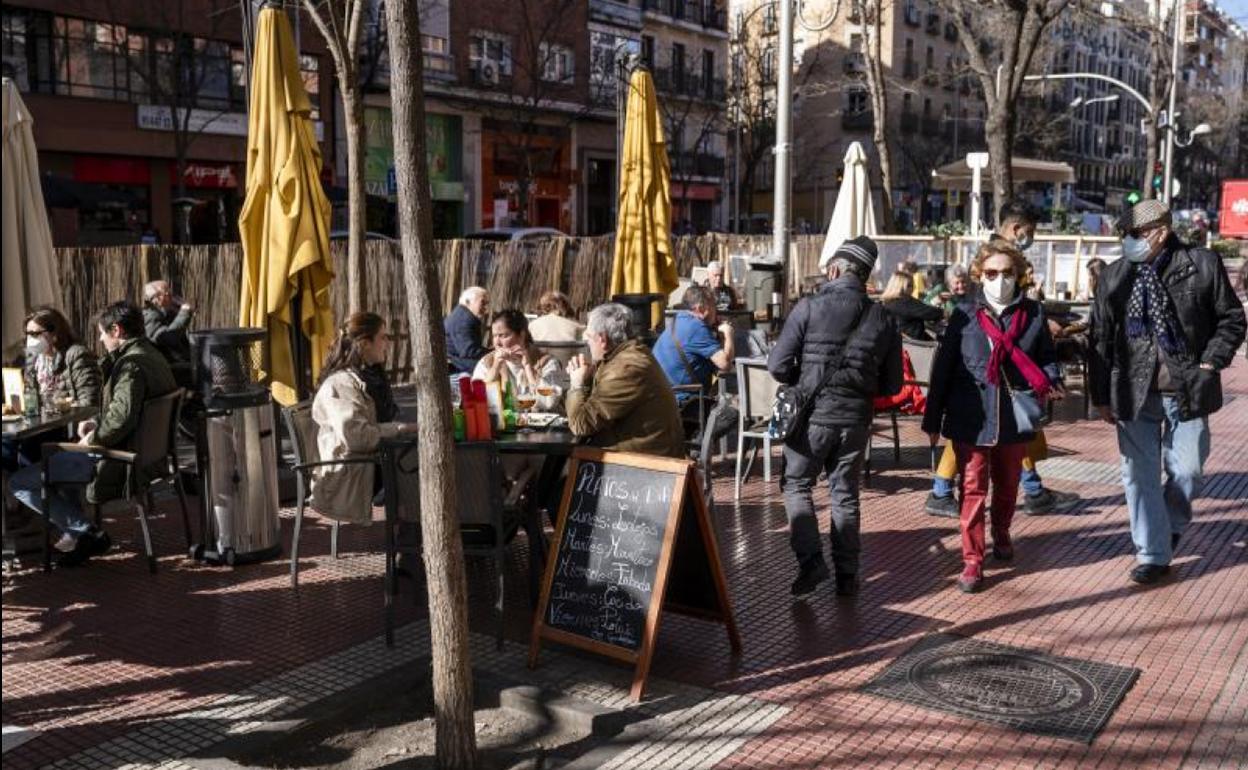 Varias personas sentadas en una terraza de Madrid.