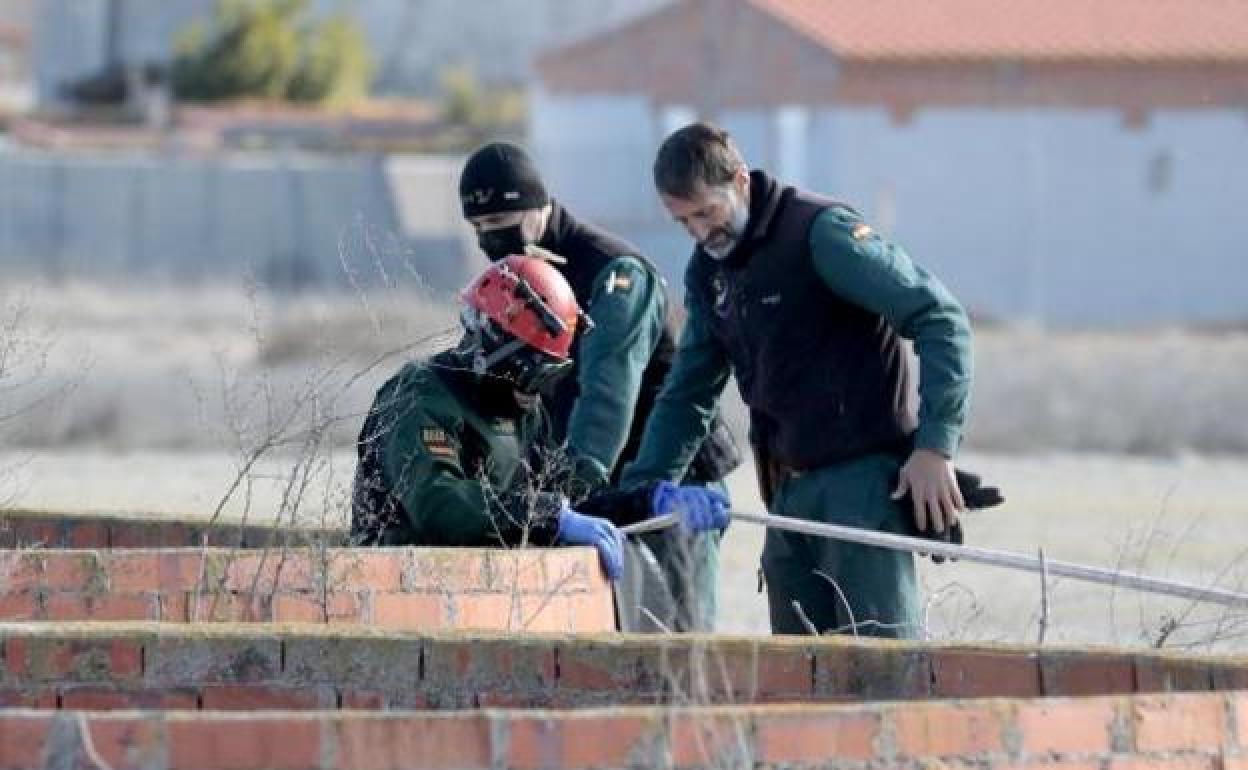 Un buzo sale de uno de los pozos inspeccionados ayer por los Geas en Traspinedo. 