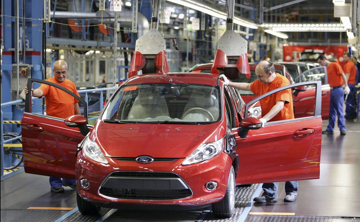 Cadena de montaje del modelo Fiesta de Ford en su planta de Colonia, Alemania.