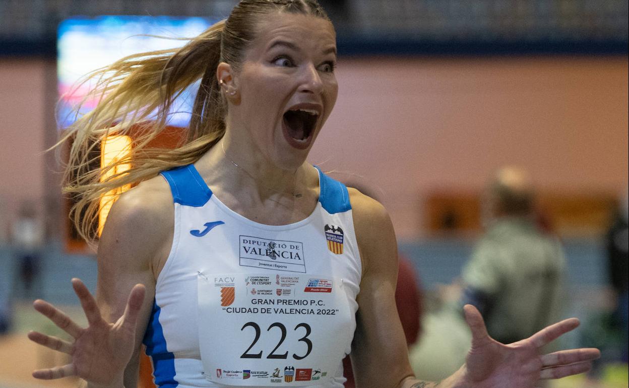 Morauskaite, eufórica tras imponerse en la carrera femenina de los 400 metros en el mitin Gran Premio Ciudad de Valencia. 