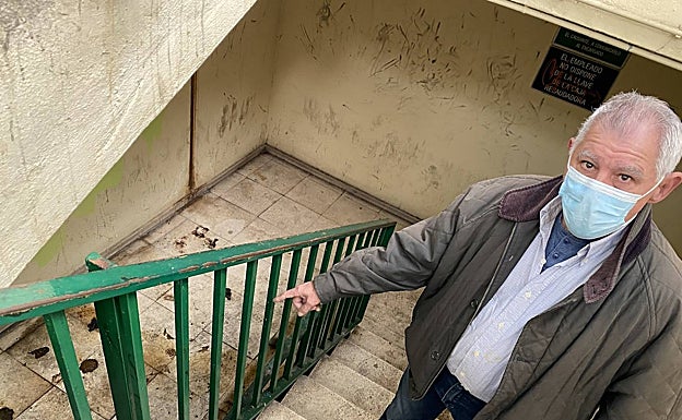 Imagen principal - Joaquín Otero, presidente de la asociación de vecinos de Fuensanta muestra los restos de heces, papelinas y cervezas. 