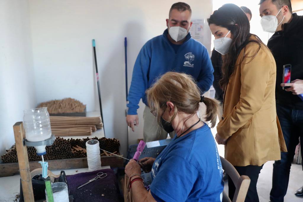 La Fallera Mayor de Valencia, Carmen Martín Carbonell, ha visitado este miércoles la fábrica de Pirotecnia del Mediterráneo, ubicada en Vilamarxant. La empresa es la encargada este año de la fabricación de los 'tro de bac' de la macrodespertà que hará retronar la ciudad de Valencia el próximo 27 de febrero.