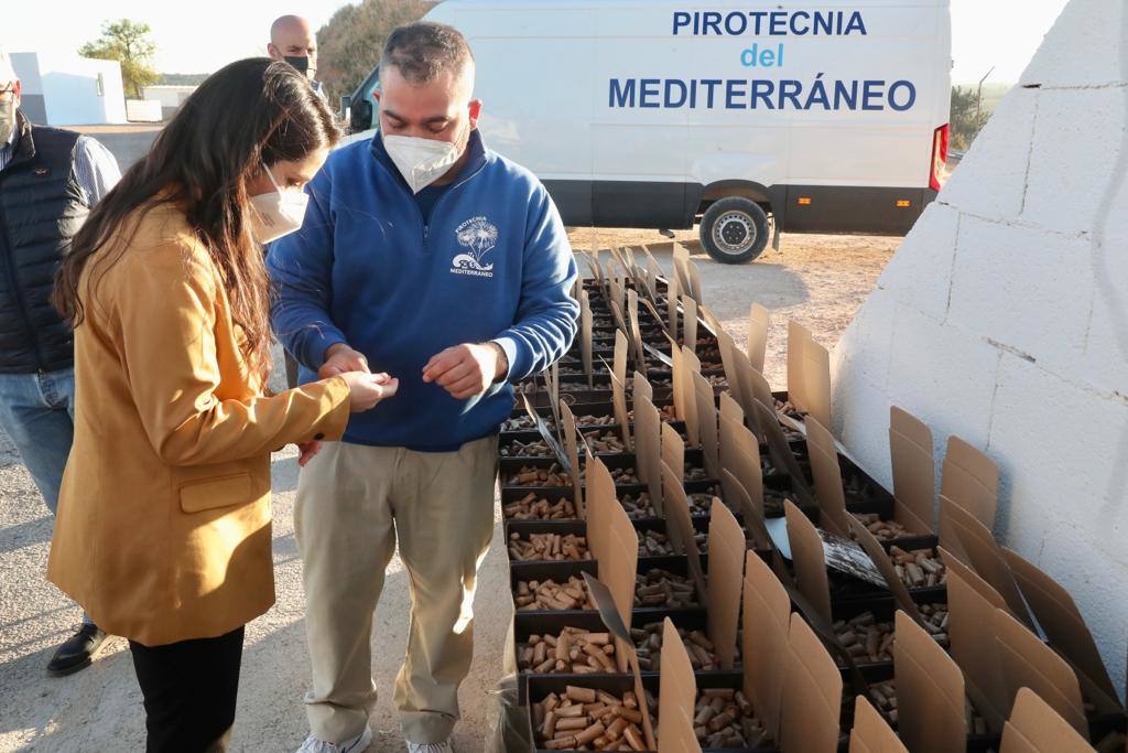 La Fallera Mayor de Valencia, Carmen Martín Carbonell, ha visitado este miércoles la fábrica de Pirotecnia del Mediterráneo, ubicada en Vilamarxant. La empresa es la encargada este año de la fabricación de los 'tro de bac' de la macrodespertà que hará retronar la ciudad de Valencia el próximo 27 de febrero.