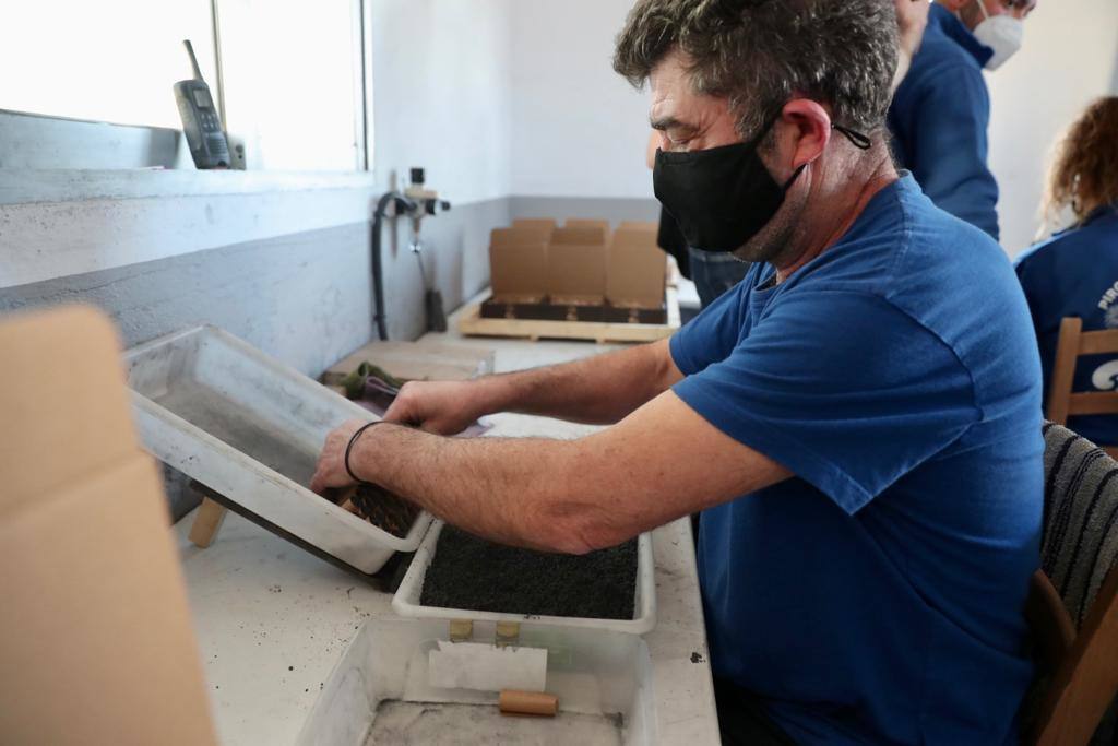 La Fallera Mayor de Valencia, Carmen Martín Carbonell, ha visitado este miércoles la fábrica de Pirotecnia del Mediterráneo, ubicada en Vilamarxant. La empresa es la encargada este año de la fabricación de los 'tro de bac' de la macrodespertà que hará retronar la ciudad de Valencia el próximo 27 de febrero.