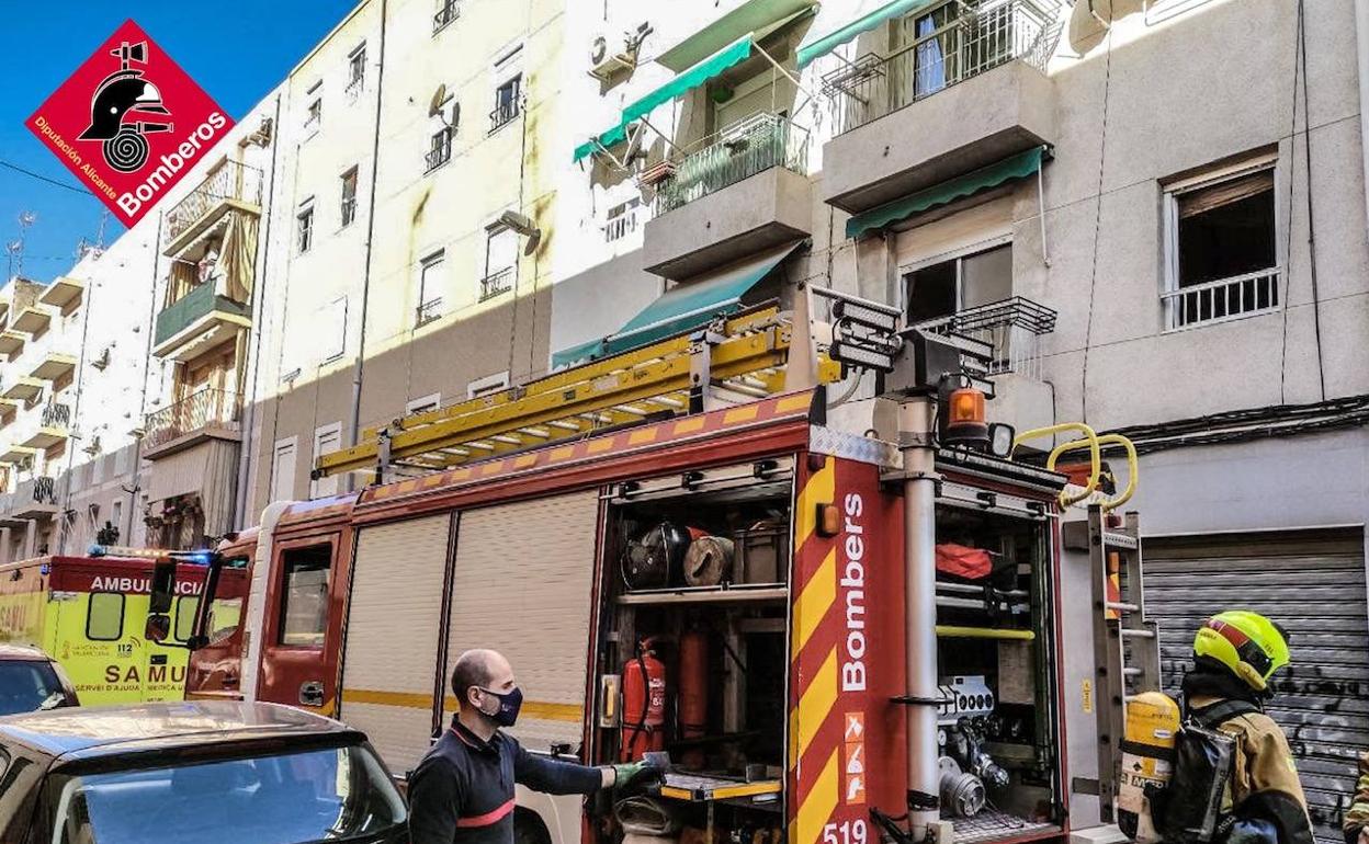 Los bomberos intervienen en el incendio de esta vivienda en la calle Arturo Salvetti Pardo. 