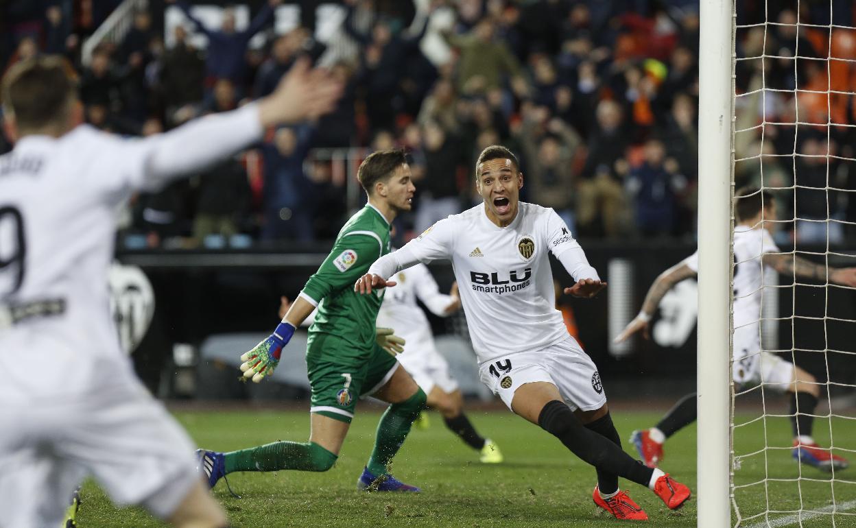 Rodrigo Moreno, celebrando el tanto que permitió al Valencia disputar las semifinales de la Copa del Rey en 2019. 