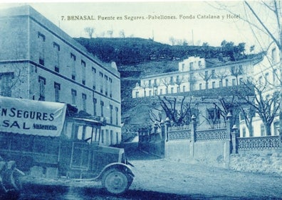 Imagen secundaria 1 - Arriba, la fuente antes de su remodelación en una imagen de época. A la izquierda, un camión antiguo sale de la embotelladora y, a la derecha, la fuente tras su remodelación. 