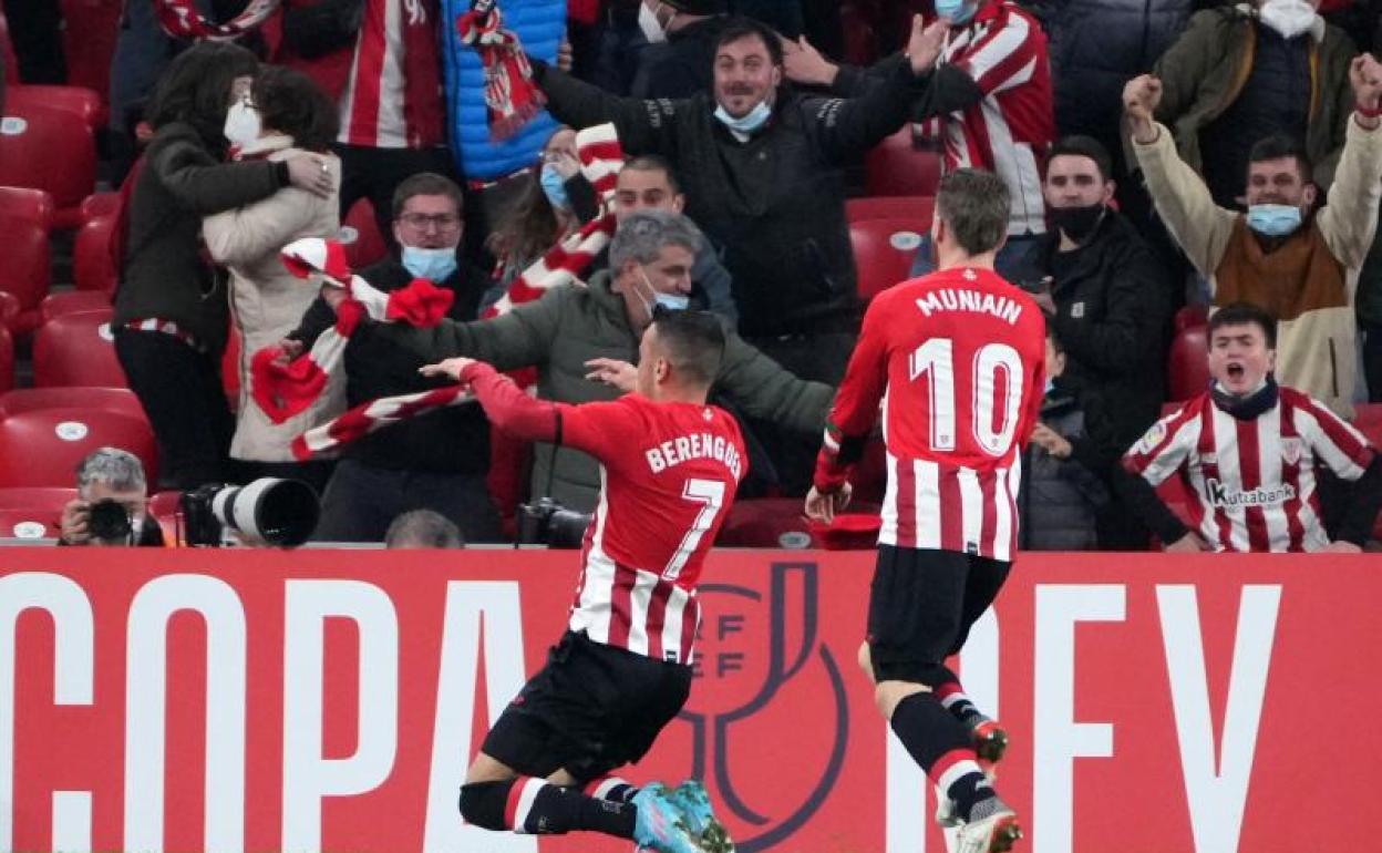 Álex Berenguer celebra el gol que clasificó al Athletic para las semifinales de Copa.