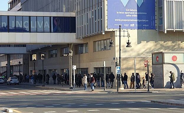 Una fila de personas en el Clínico esperando la tercera dosis de la vacuna contra el Covid-19. 