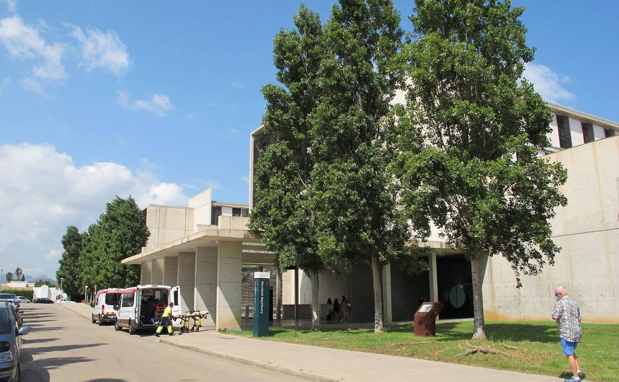 Dos ambulancias en la entrada de consultas externas del Hospital de Dénia. 