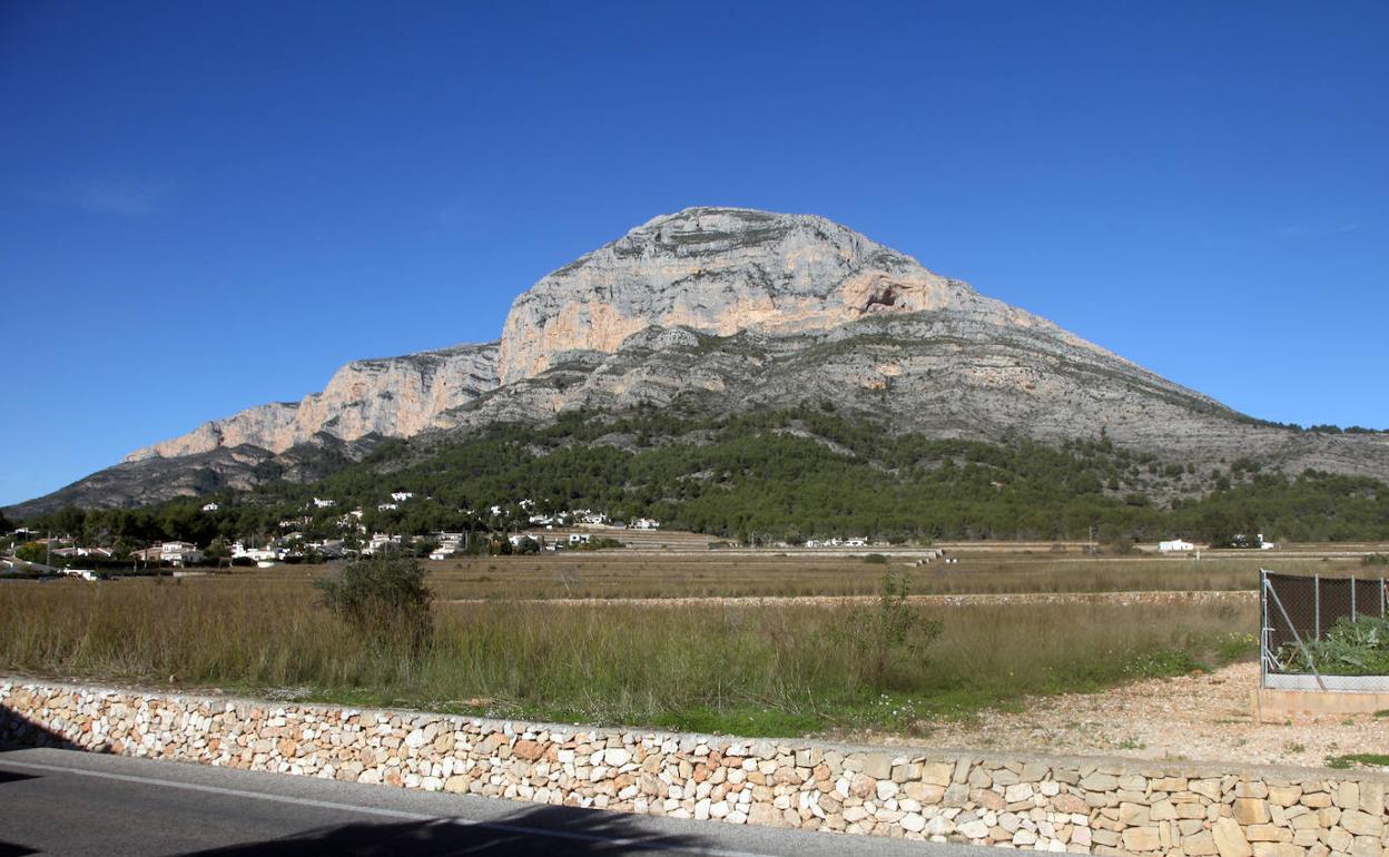 Parte del término municipal de Jesús Pobre, con el Montgó y la Cova Ampla al fondo. 