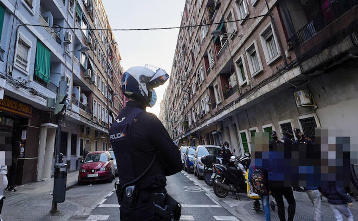 Policía Nacional en Orriols, durante la redada de este jueves. Iván Arlandis