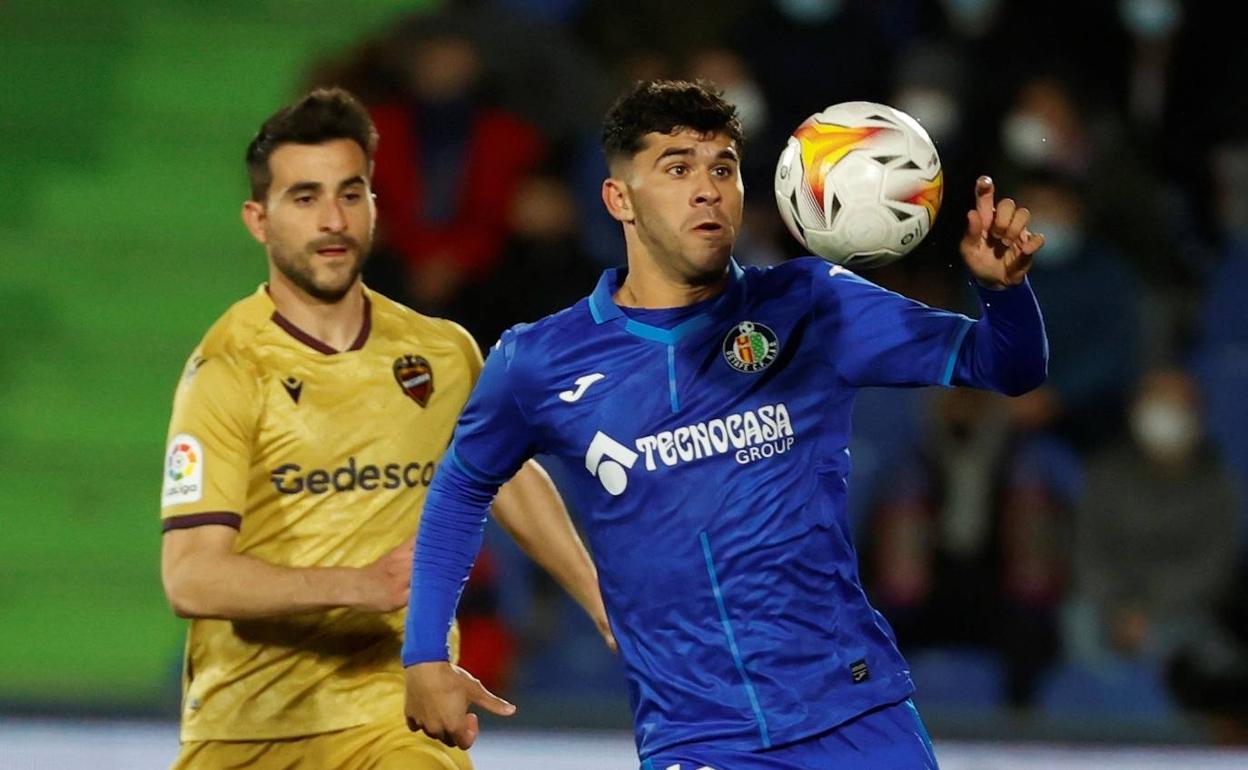 Sergio Postigo, intentando presionar a Carles Aleñá