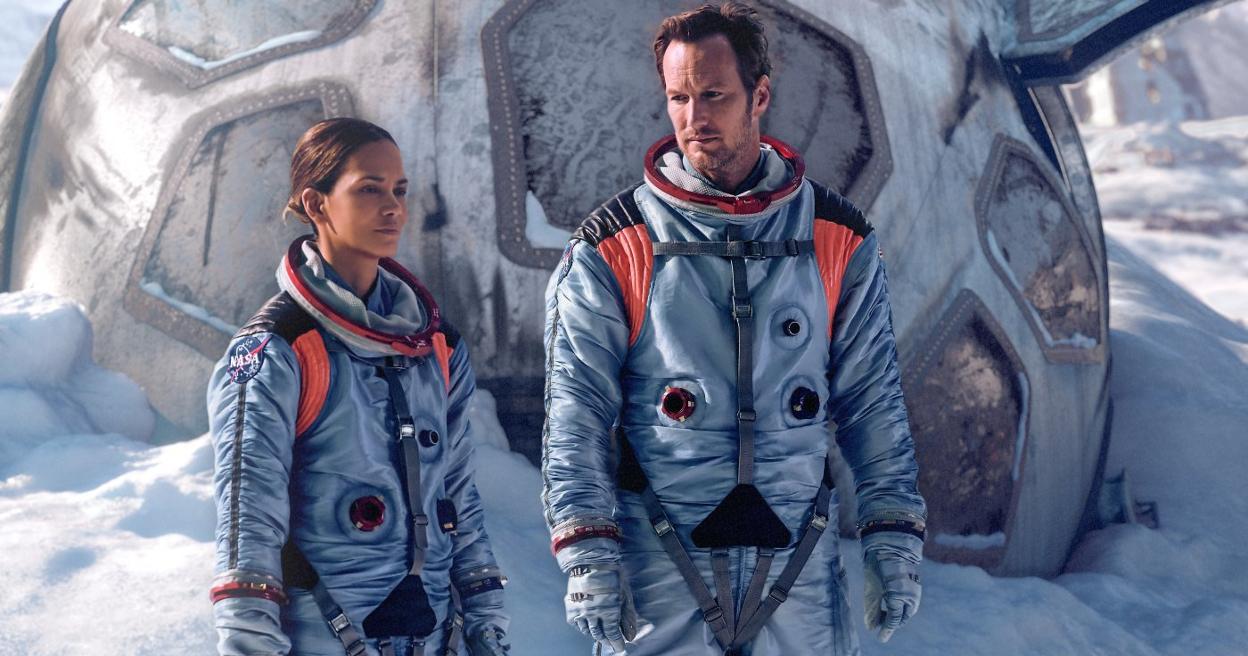 Fotograma de 'Moonfall' con Halle Berry y Patrick Wilson como protagonistas. lp