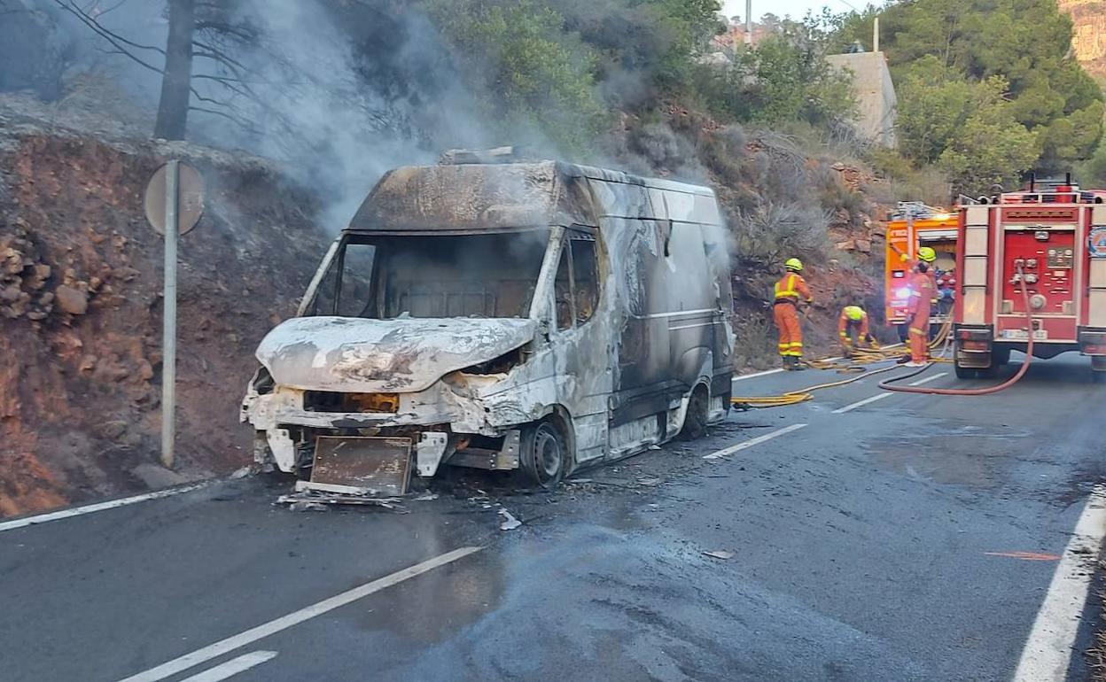 La furgoneta origen del incendio forestal. 