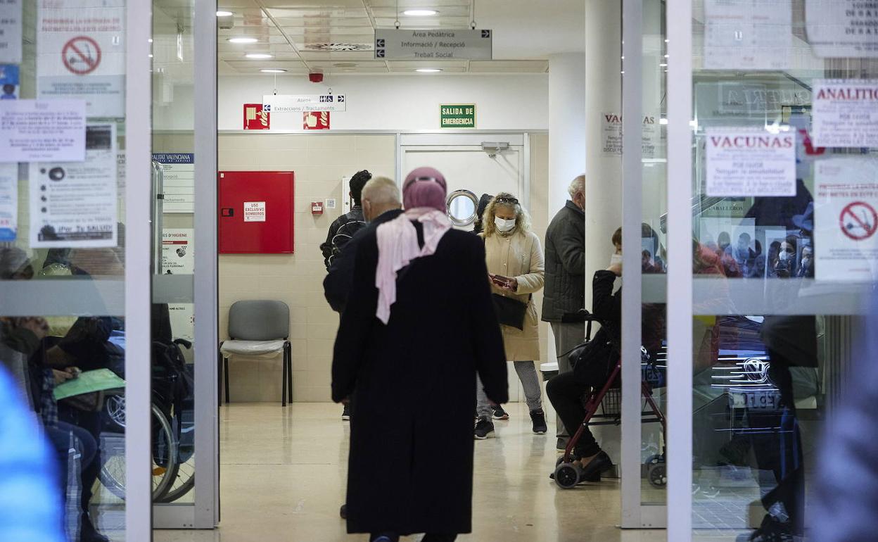 Cola en el centro de salud de Nou Moles en Valencia. 