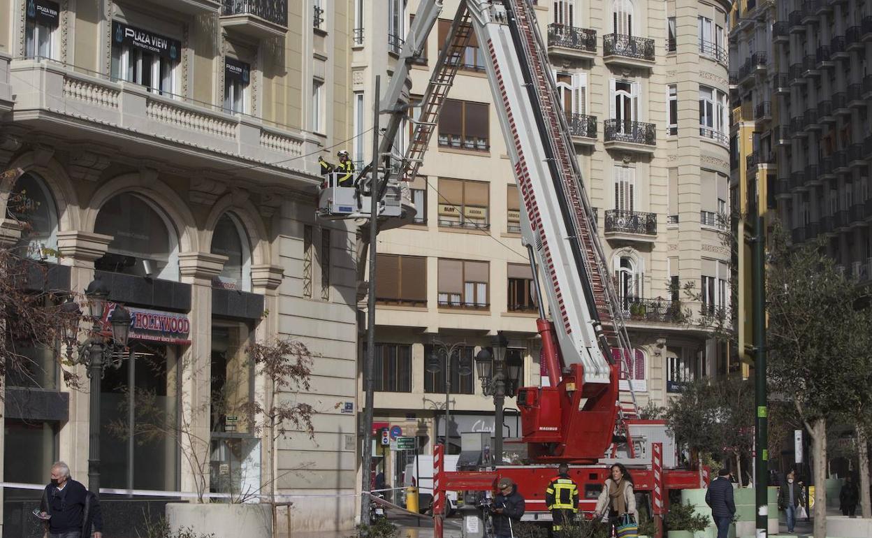 Revisión de cornisas este viernes en la plaza del Ayuntamiento. 