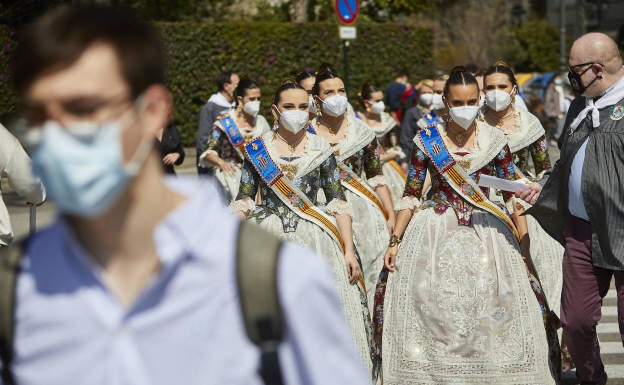 Falleras con mascarilla en Valencia.