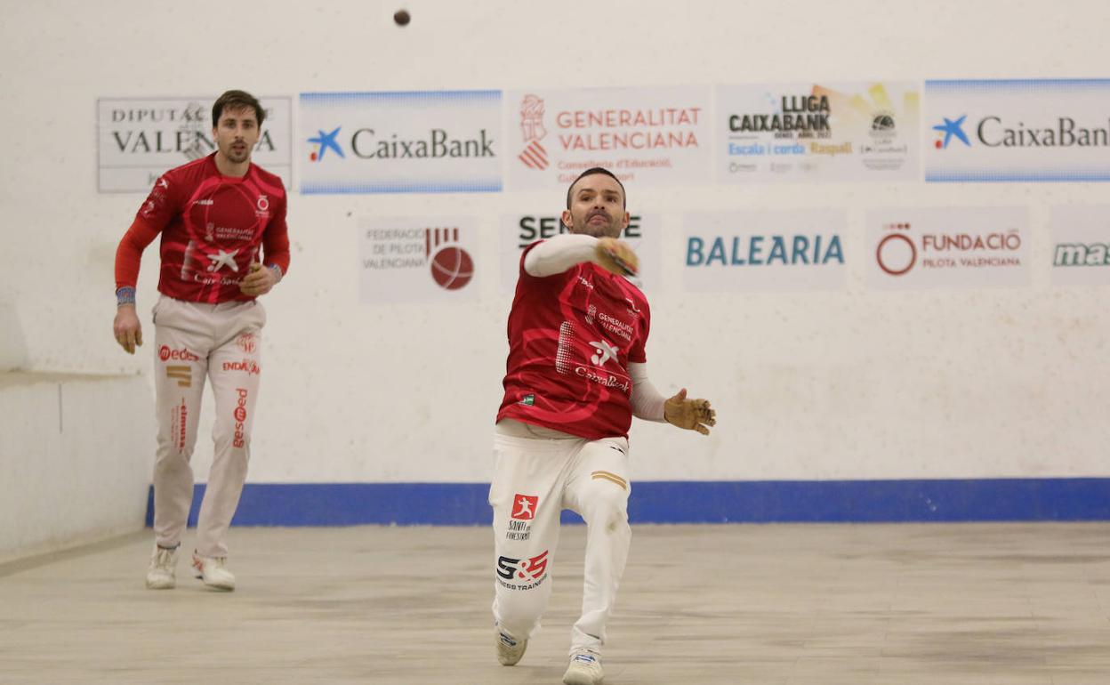 Santi golpea de volea en una partida de la Lliga. 