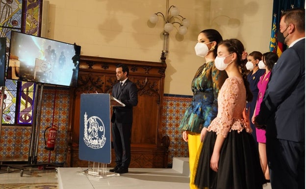 El alcalde de Paterna, Juan Antonio Sagredo, en un discurso junto a las falleras mayores de Valencia y el edil de Cultura Festiva, Carlos Galiana. 