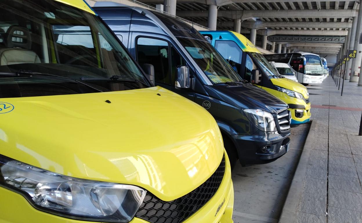 Varios autobuses listos para cargar turistas en el aeropuerto de Alicante