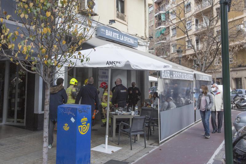 Un techo se ha desplomado en un bar en la calle Matías Perelló de Valencia. 